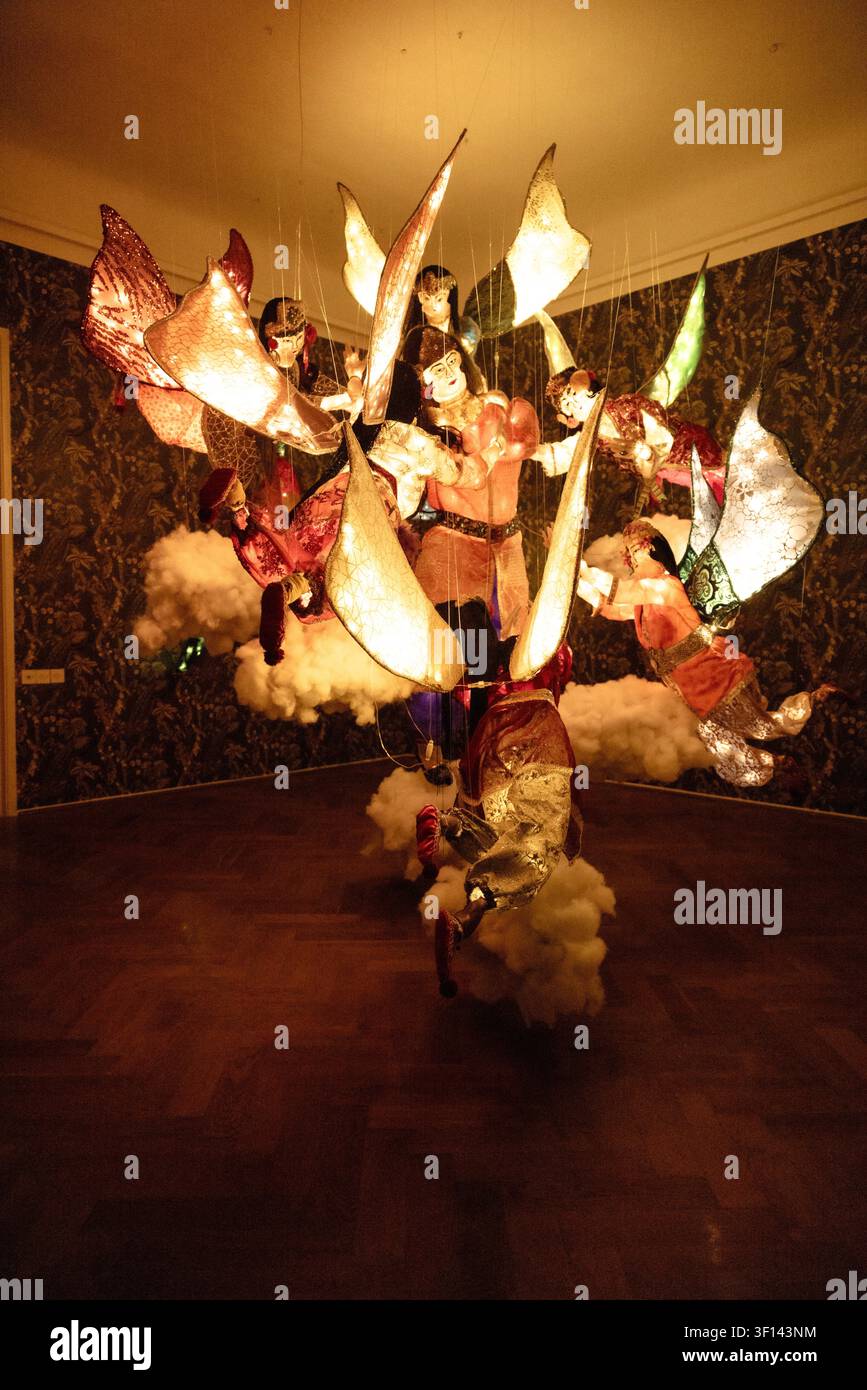 Élément sculptural suspendu de Kıymeti Zatiyye (Valeur intrinsèque), une installation de CANAN en 2025 au MGLC Grad Tivoli lors de la 36e Biennale de Ljubljana Banque D'Images