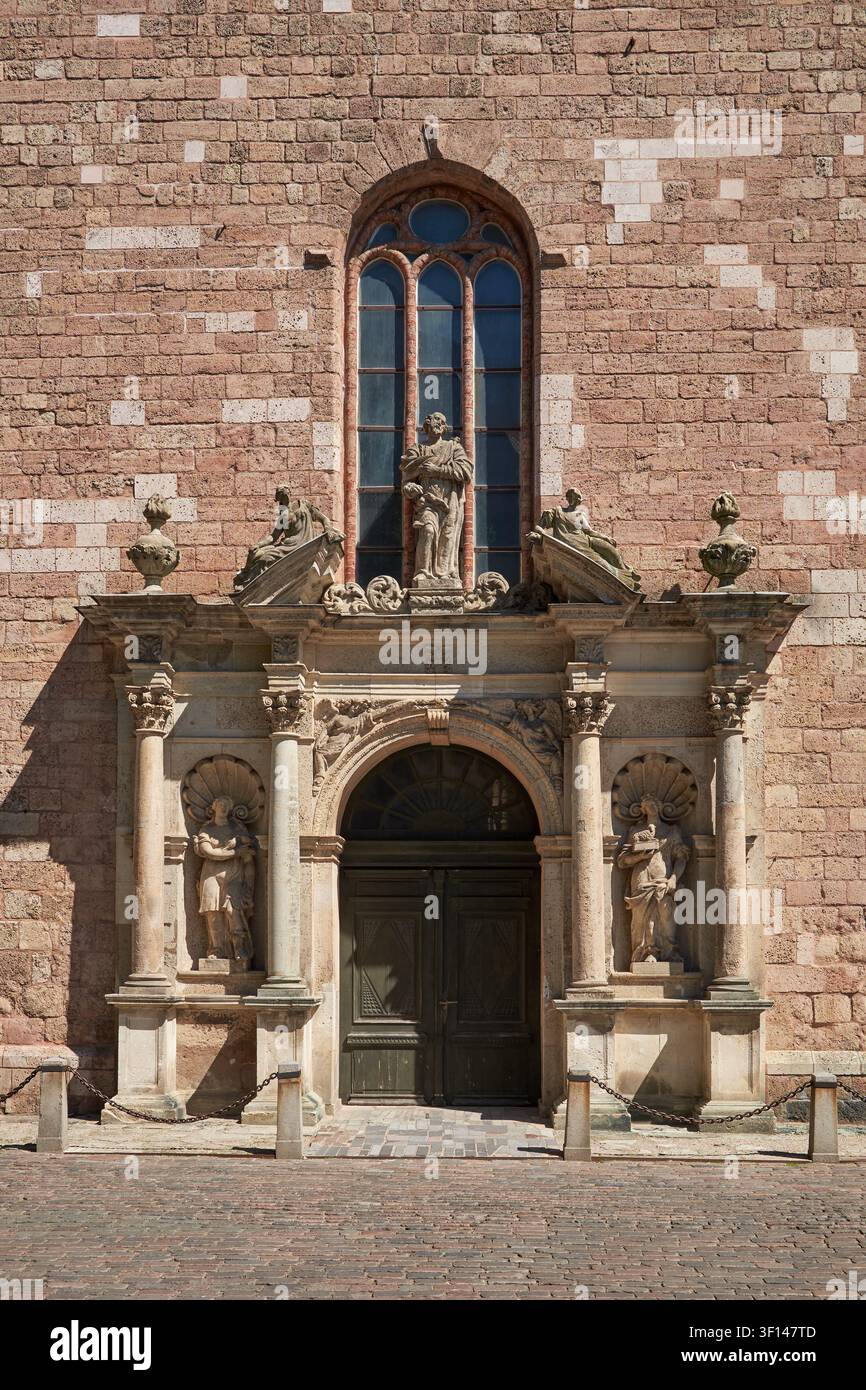 Portails en pierre baroques de l'église Saint-Pierre dans le vieux Riga, Lettonie Banque D'Images