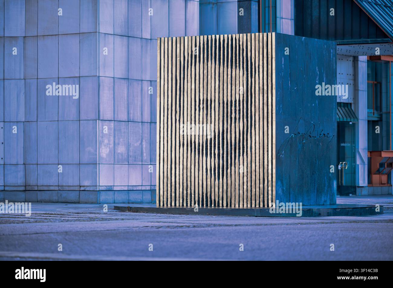 Détail du Monument à la Révolution, créé par le sculpteur slovène Drago Tršar et inauguré en 1975 sur la Place de la République à Ljubljana, en Slovénie. Banque D'Images
