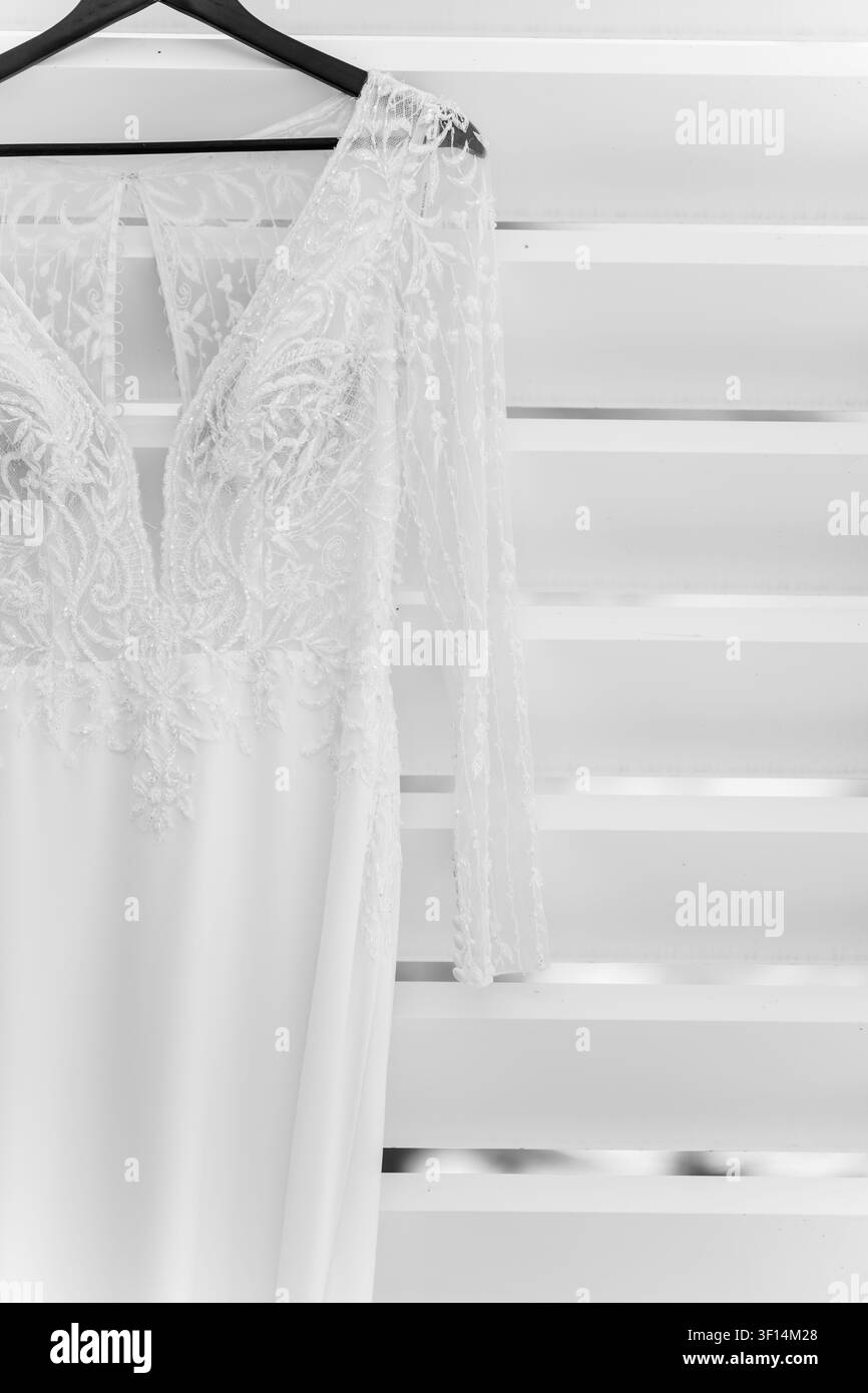 Robe de mariée élégante en dentelle blanche sur cintre Banque D'Images