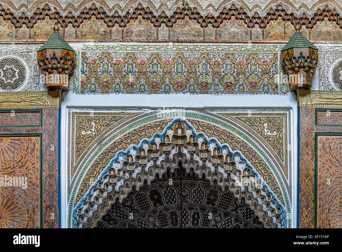 Un arc décoratif du palais Mnebhi présente des panneaux d'arabesques en stuc finement sculptés et des revêtements de tuiles zellige, les couches du programme décoratif islamique Banque D'Images
