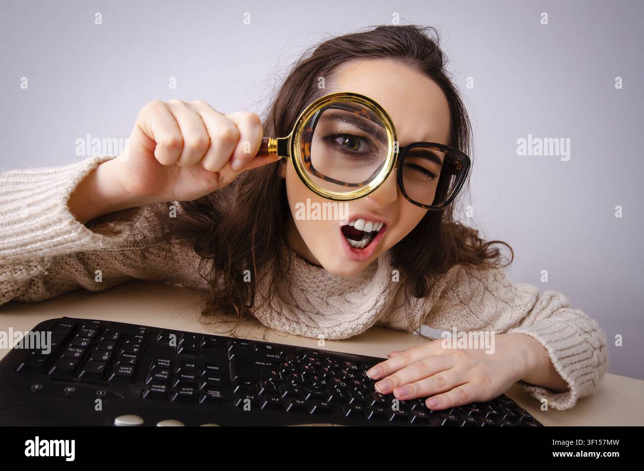 Funny nerd girl working on computer Banque D'Images