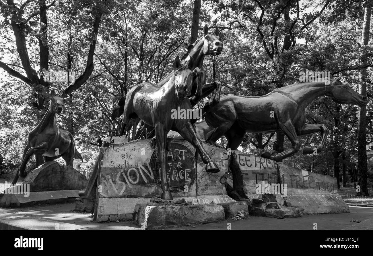 Le monument "The Day the Wall Came Down" de la sculptrice américaine Veryl Goodnight sur la Clayallee à Berlin-Dahlem, Allemagne (noir et blanc). Banque D'Images