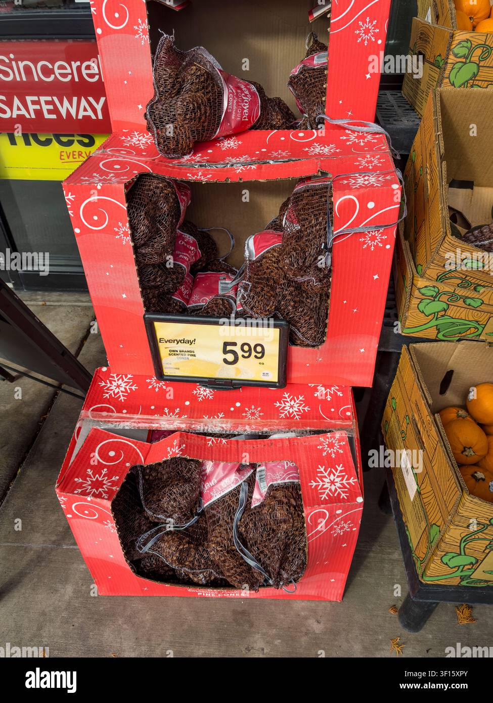 Un étalage de pommes de pin devant un supermarché. - Image de stock capturée avec un smartphone