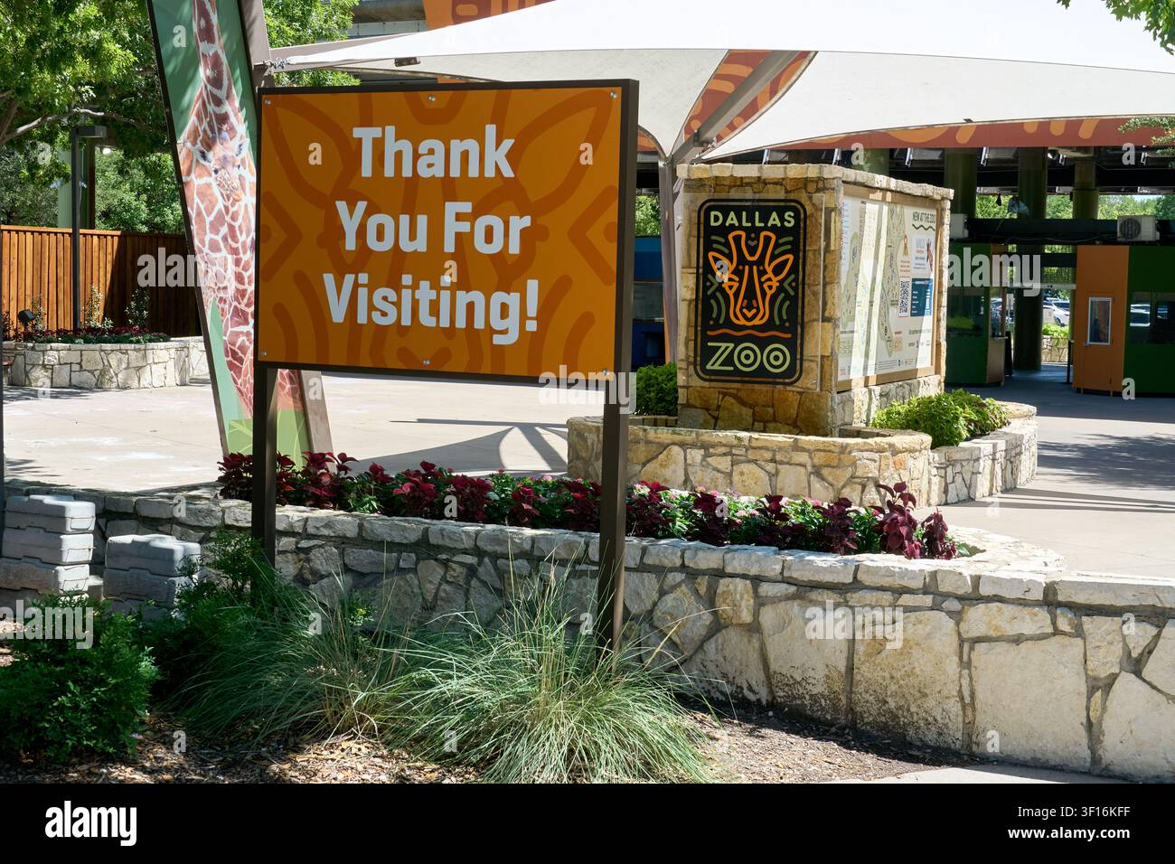 DALLAS, TX, ÉTATS-UNIS - 10 JUILLET 2026 : Un panneau vibrant « Thank You For Visiting ! » est affiché à l'entrée du zoo de Dallas, représentant une girafe proéminente Banque D'Images