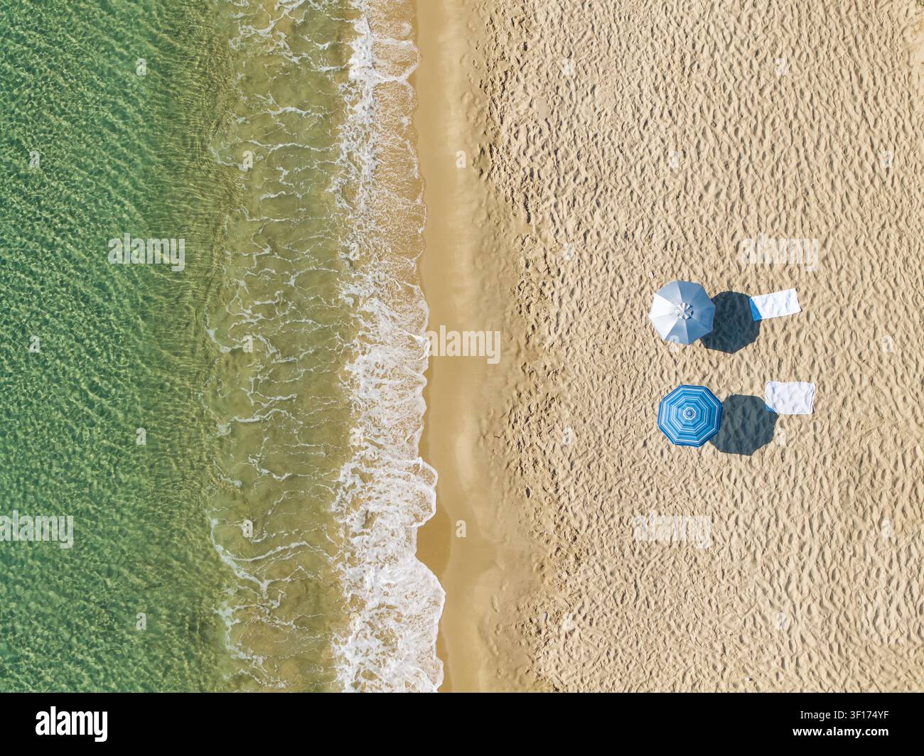 Vue aérienne de parasols sur une plage de sable déserte, Thassos, Grèce Banque D'Images
