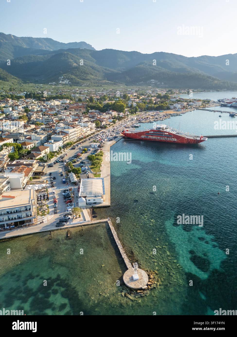 Thasos Town Waterfront avec Red Ferry et fond de montagne Banque D'Images