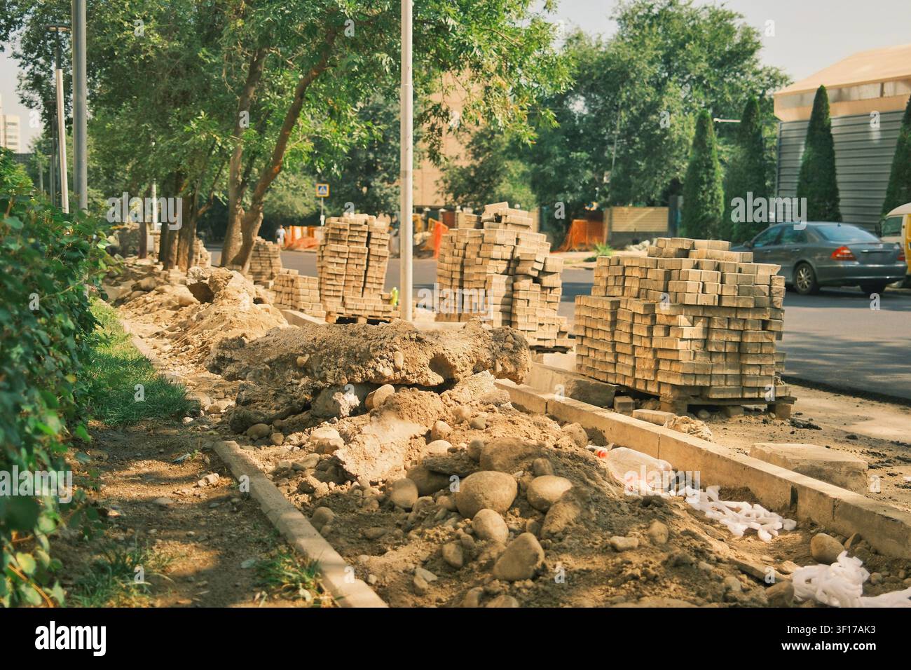 Travaux d'excavation dans un quartier résidentiel lors de la reconstruction des infrastructures urbaines et de l'installation des services publics. Banque D'Images