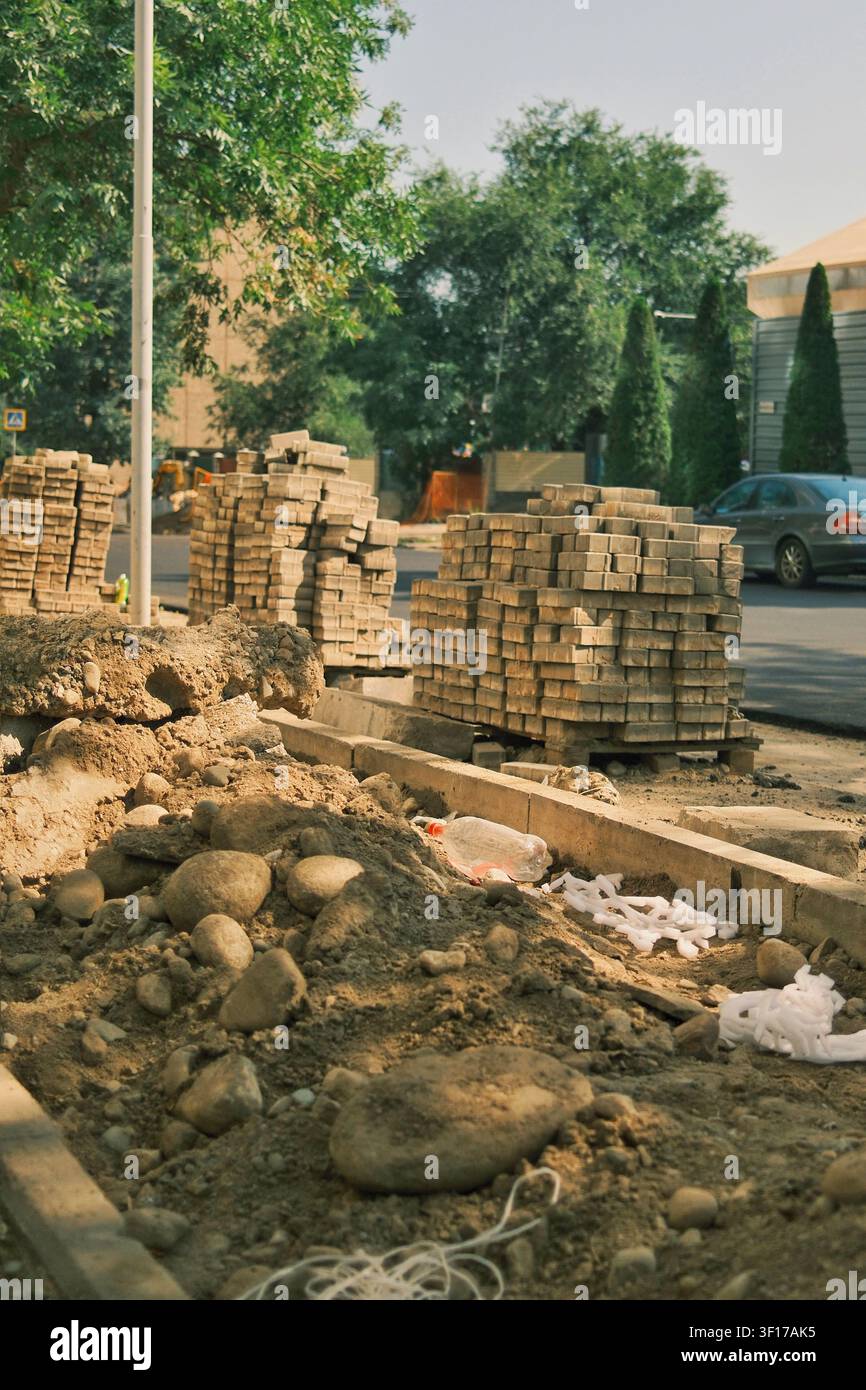 Composition verticale d'un chantier de construction urbain avec excavation et améliorations des infrastructures résidentielles. Banque D'Images