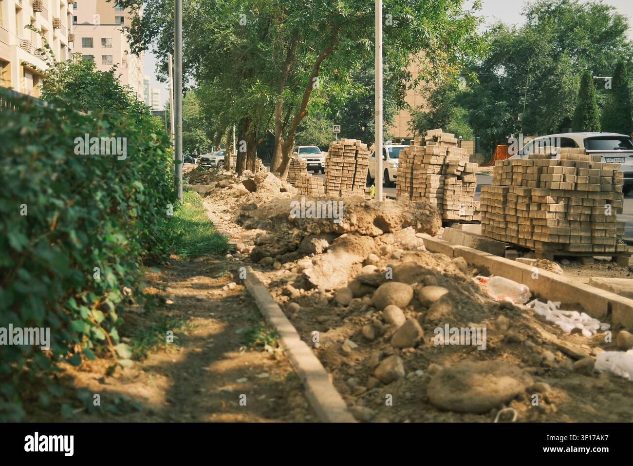Travaux d'excavation dans un quartier résidentiel lors de la reconstruction des infrastructures urbaines et de l'installation des services publics. Banque D'Images