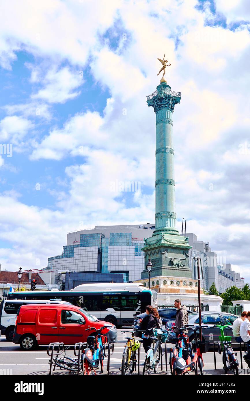 Paris, France - 11 mai 2026 : Colonne de Juillet sur la Place de la Bastille avec des véhicules et des vélos à proximité, devant un arrière-plan de bâtiments modernes et cl Banque D'Images