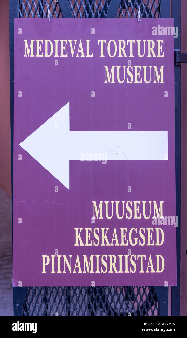 Panneau directionnel pour le Musée de la Torture Médiévale, Tallin, Estonie juin 2026 Banque D'Images