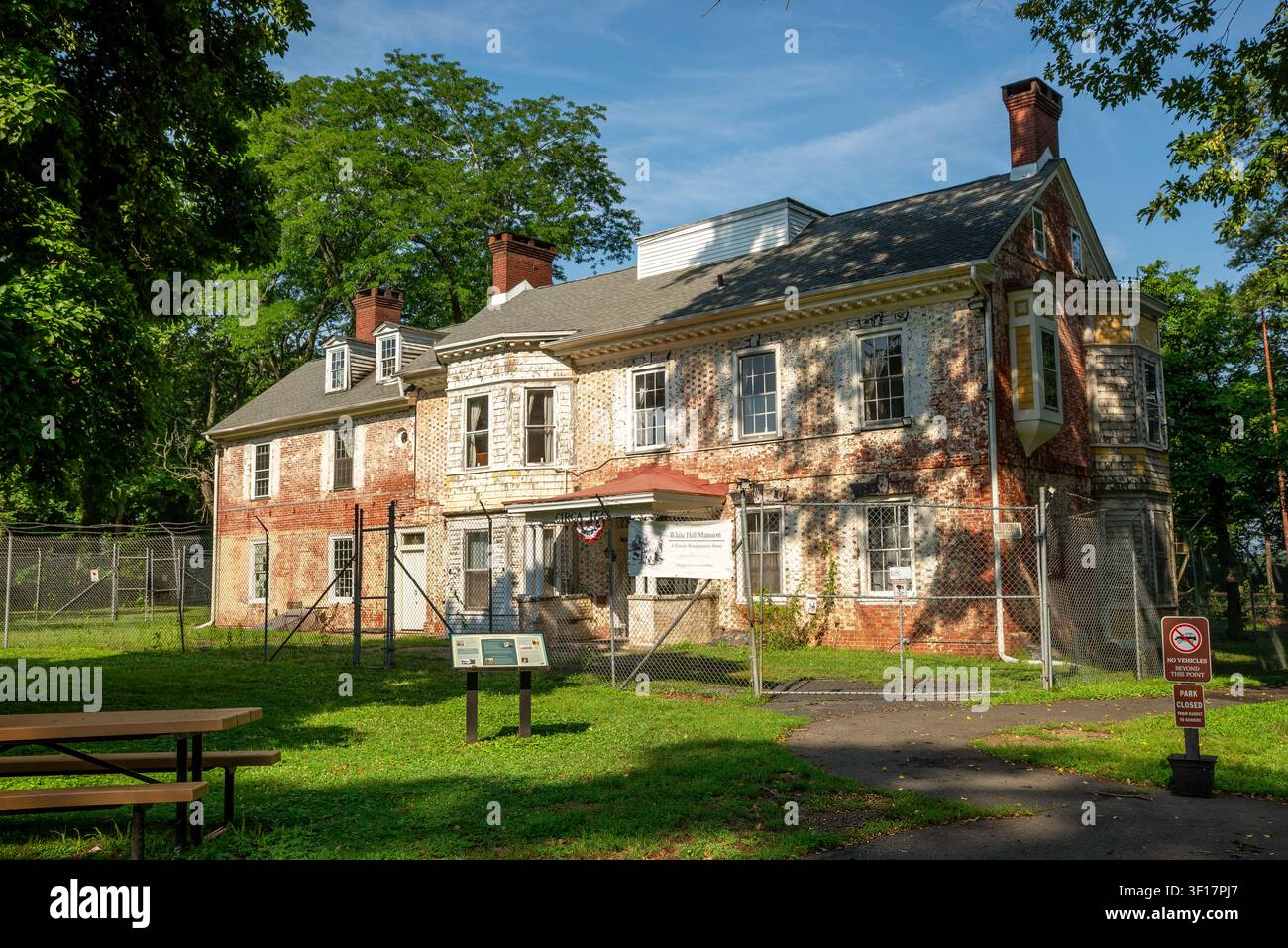 White Hill Mansion, un manoir géorgien historique à Fieldsboro, dans le New Jersey, connu pour son histoire liée à la guerre d'Indépendance et sa réputation de lieu hanté. Banque D'Images
