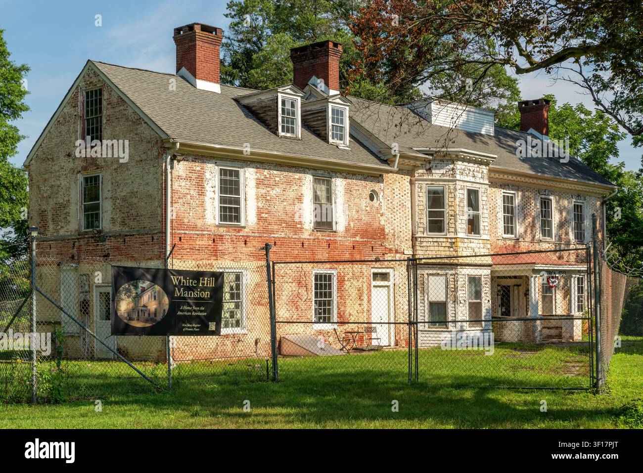 White Hill Mansion, un manoir géorgien historique à Fieldsboro, dans le New Jersey, connu pour son histoire liée à la guerre d'Indépendance et sa réputation de lieu hanté. Banque D'Images
