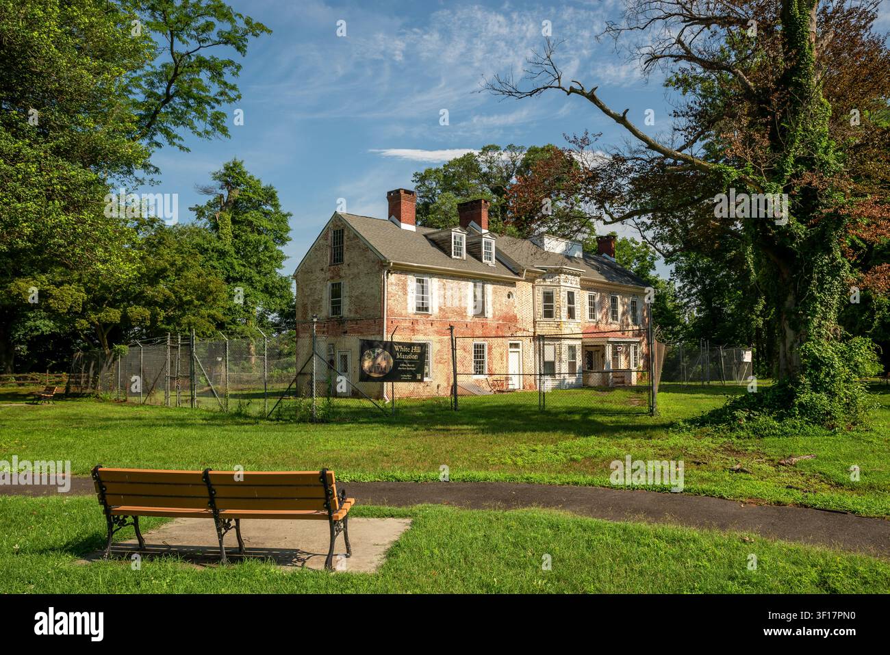 White Hill Mansion, un manoir géorgien historique à Fieldsboro, dans le New Jersey, connu pour son histoire liée à la guerre d'Indépendance et sa réputation de lieu hanté. Banque D'Images