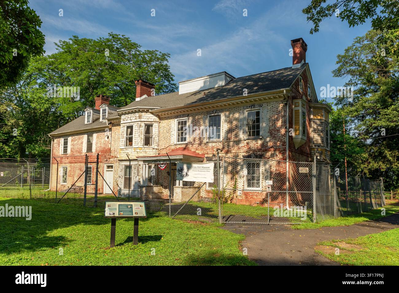 White Hill Mansion, un manoir géorgien historique à Fieldsboro, dans le New Jersey, connu pour son histoire liée à la guerre d'Indépendance et sa réputation de lieu hanté. Banque D'Images