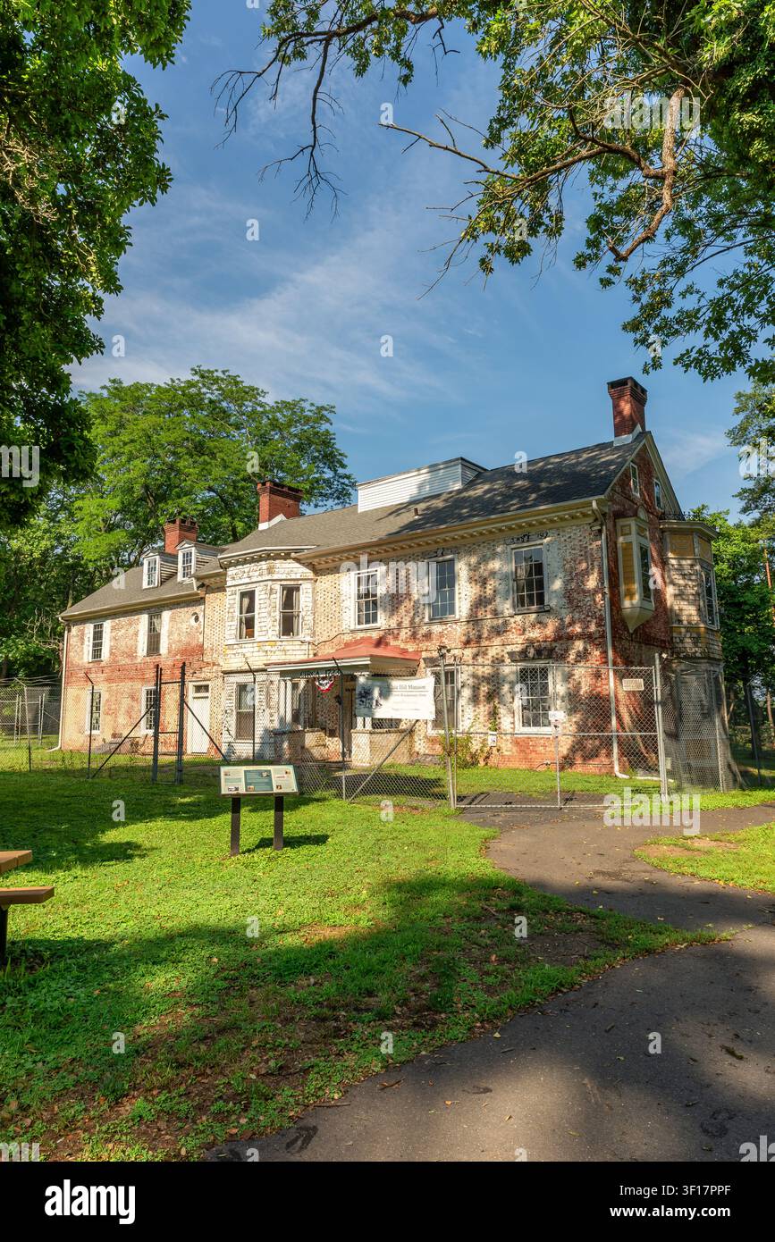 White Hill Mansion, un manoir géorgien historique à Fieldsboro, dans le New Jersey, connu pour son histoire liée à la guerre d'Indépendance et sa réputation de lieu hanté. Banque D'Images