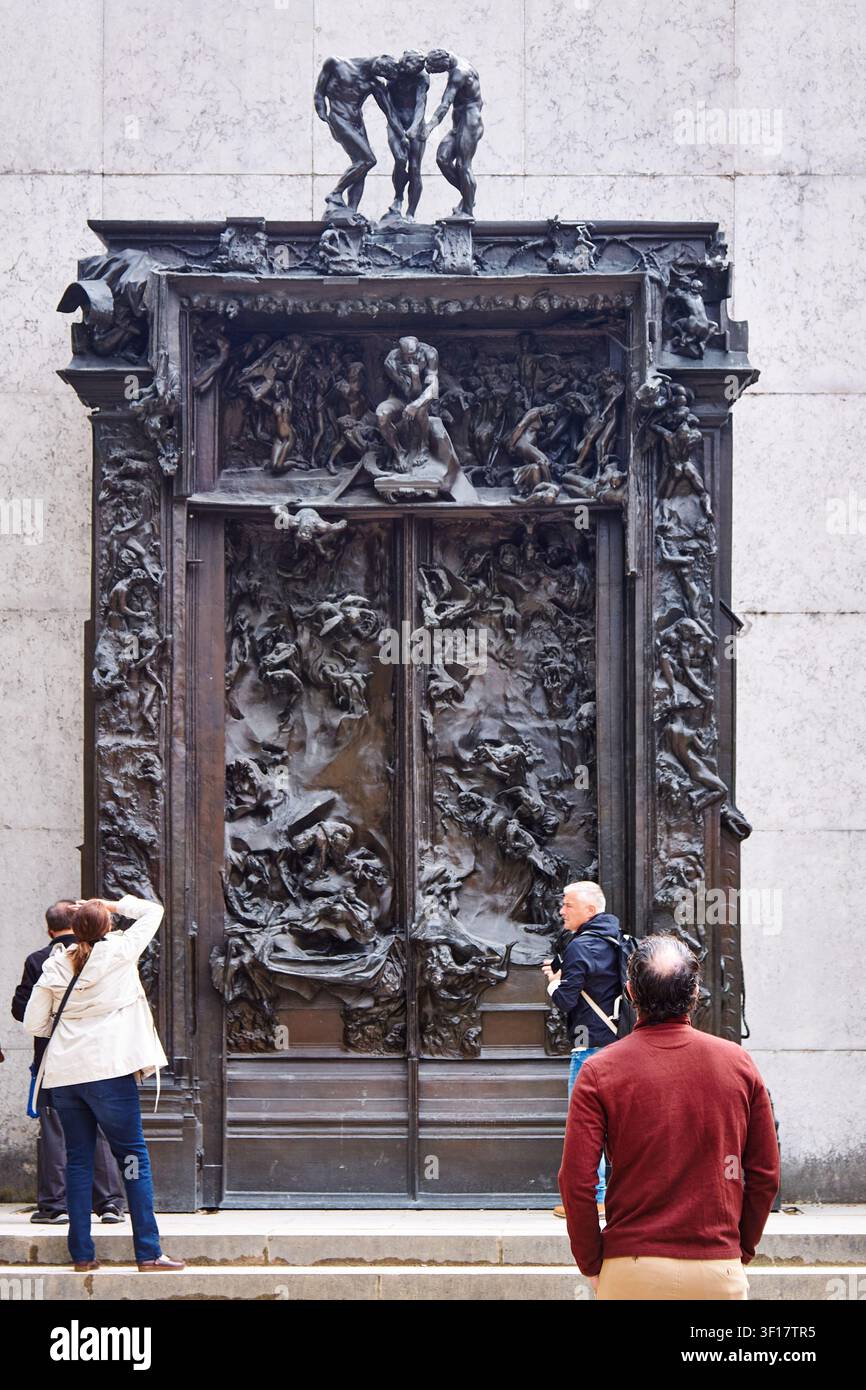 Paris, France - 6 mai 2026 : Sculpture en bronze « Portes de l'Enfer » d'Auguste Rodin au Musée Rodin avec des visiteurs admirant l'œuvre d'art détaillée Banque D'Images