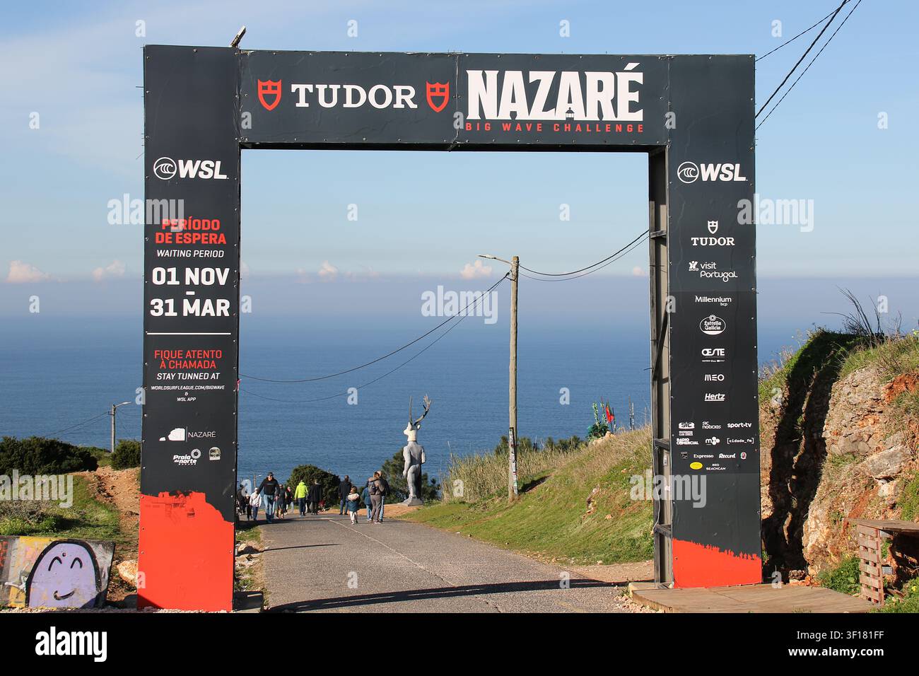 Arche d'entrée du Nazaré Big Wave Challenge surplombant l'océan Atlantique à Nazaré, au Portugal. Banque D'Images