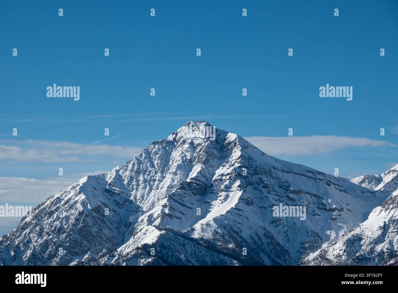Monte Chaberton enneigé dominant les Alpes près de Sauze d'Oulx dans le Piémont, en Italie Banque D'Images