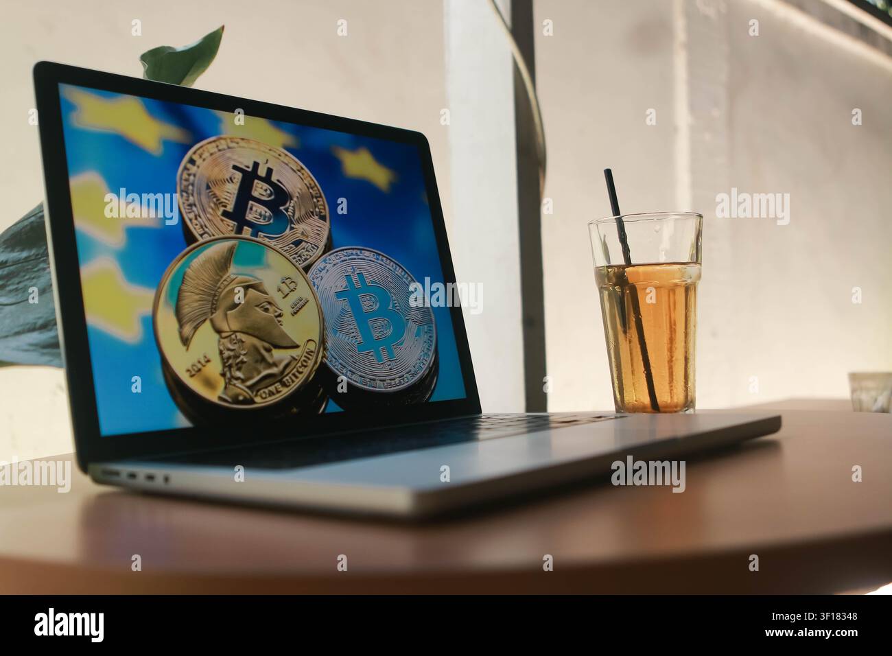 Analyse de trading en bourse sur écran d'ordinateur portable avec graphiques financiers, tasse de café et lunettes sur le bureau, concept d'investissement moderne en bureau à domicile Banque D'Images