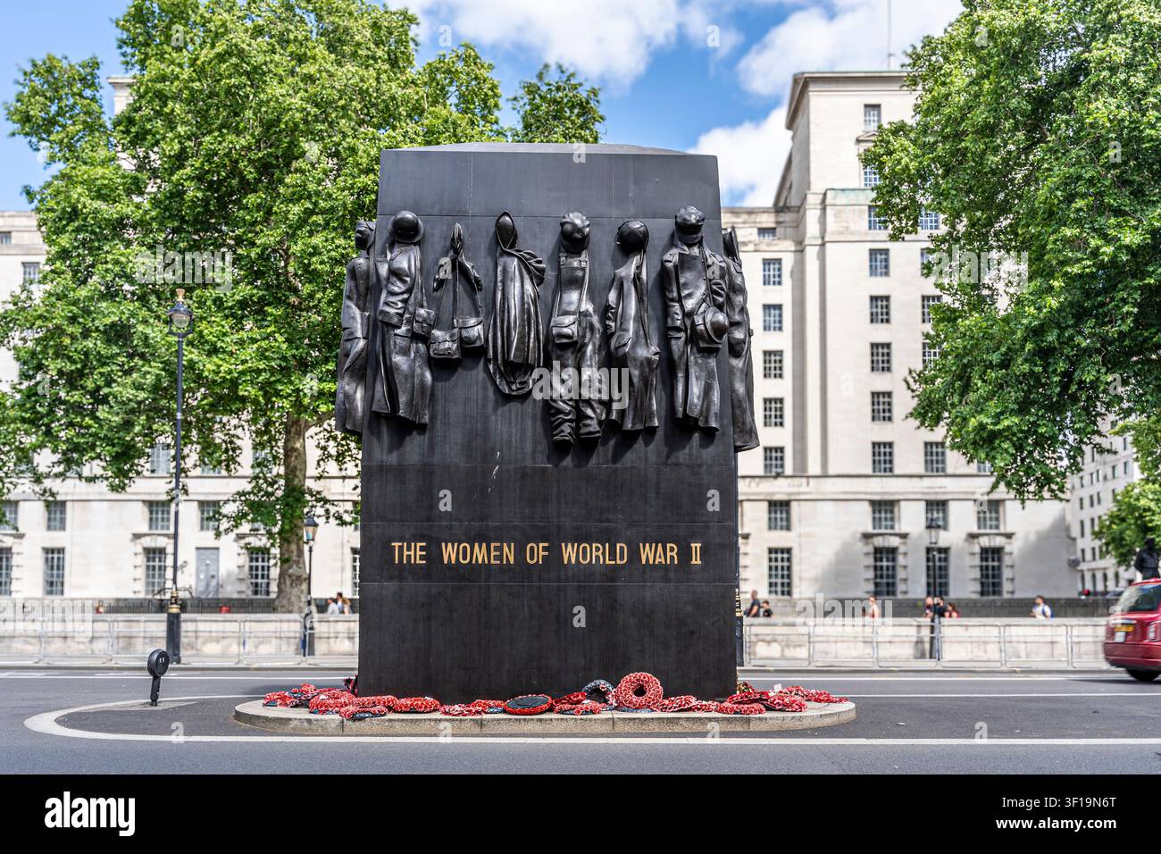 Monument aux femmes de la Seconde Guerre mondiale, par le sculpteur John W. Mills, montrant des ensembles d'uniformes de guerre, dévoilé par la reine Élisabeth II, Whitehall, Londres UK Banque D'Images