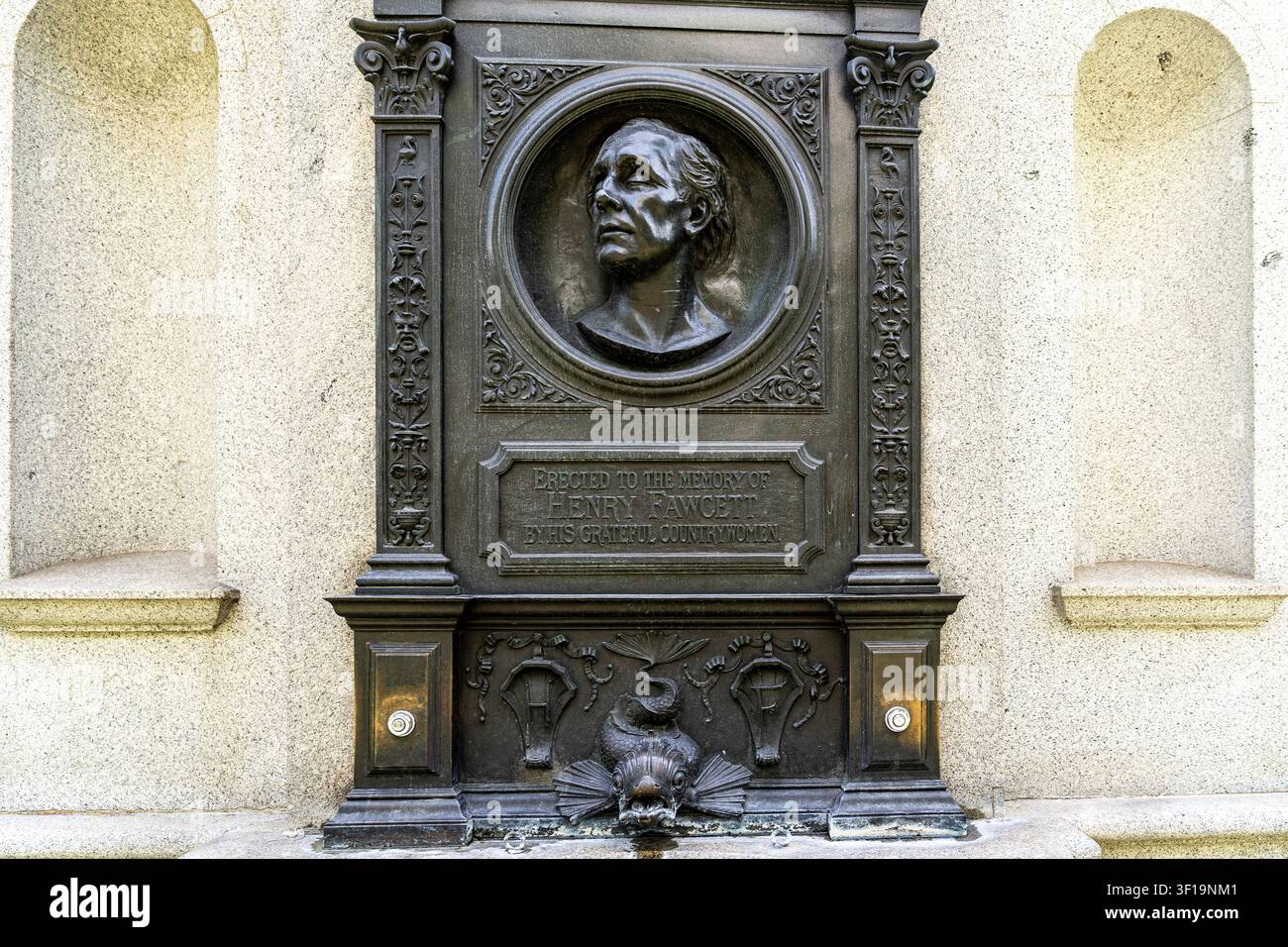 Fontaine commémorative de Henry Fawcett, député aveugle et champion du suffrage des femmes, bas-relief dans les Victoria Embankment Gardens, Londres, Royaume-Uni. Banque D'Images
