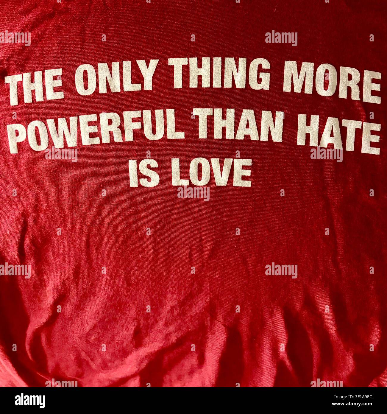Un t-shirt avec un message d'amour. Banque D'Images