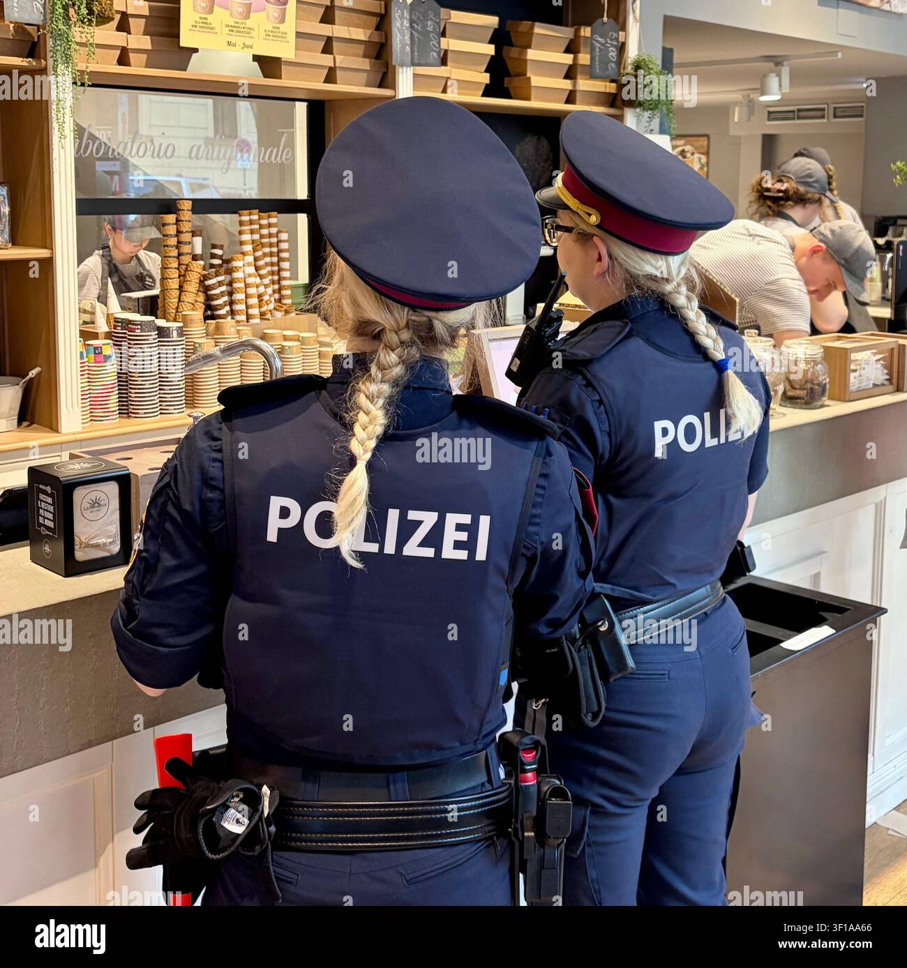 Deux officiers de police commandent un gelato à Vienne, en Autriche. Banque D'Images