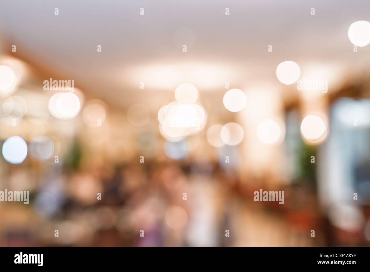 Intérieur de restaurant flou avec des lumières bokeh chaudes pour un design de fond cosy et accueillant Banque D'Images