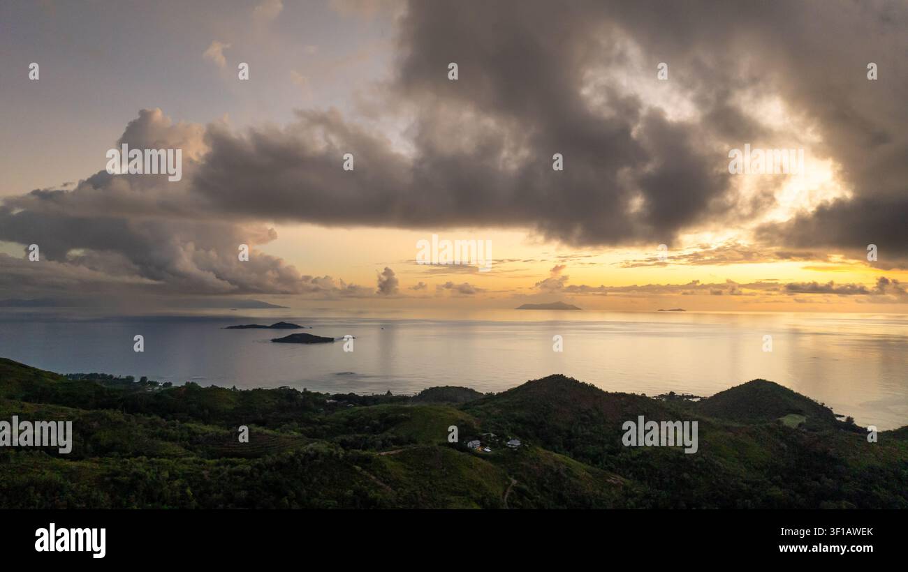 Vue panoramique aérienne du coucher de soleil sur la mer. Seychelles, Mahé. Banque D'Images
