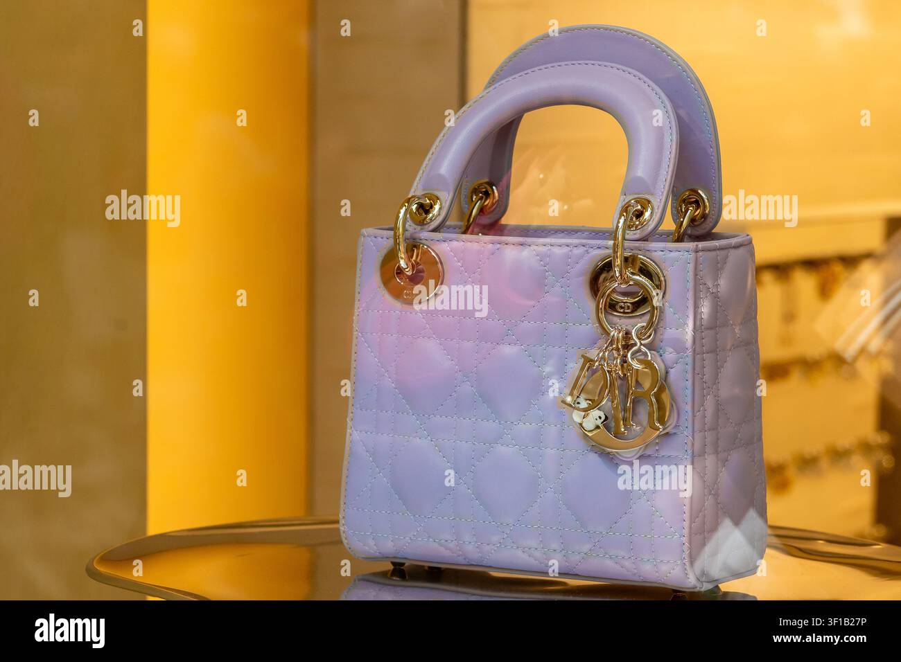Milan, Italie - 24 juin 2026 : Lady Dior Little Bag. Sac à main luxueux violet avec broderie Cannage issu d'une collection de boutique de créateurs Banque D'Images