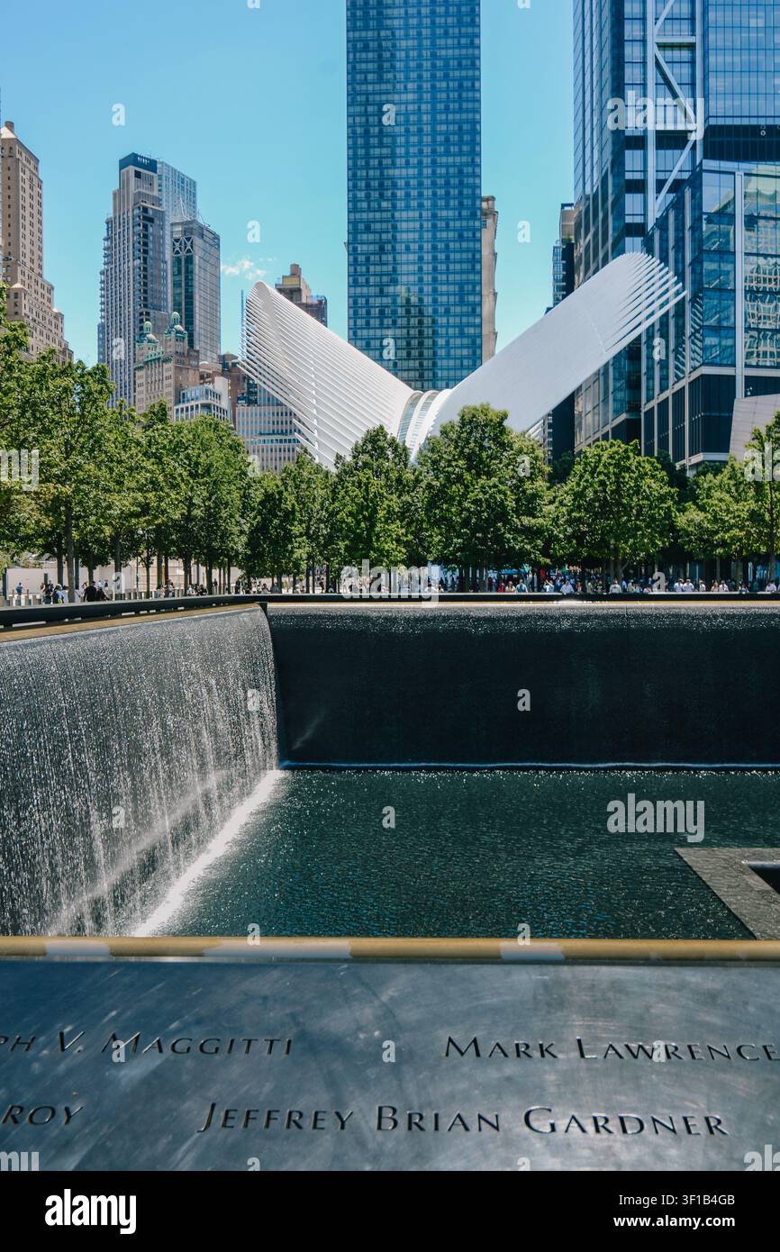New York City, États-Unis – 8 juin 2026 : Noms gravés et cascade à la piscine sud du mémorial du 11 septembre. Banque D'Images