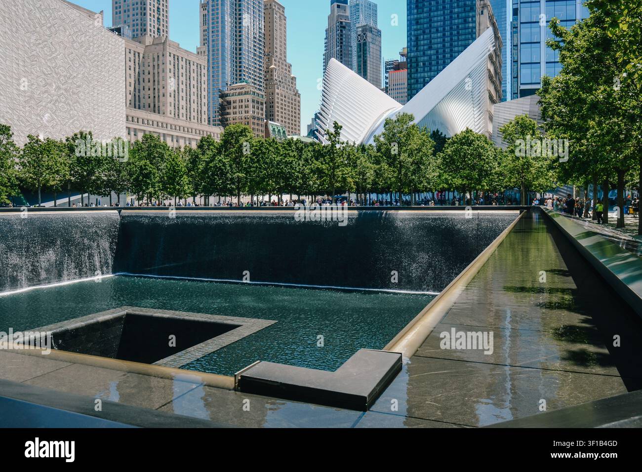 New York City, États-Unis – 8 juin 2026 : des cascades descendent vers le vide central de la piscine sud du mémorial du 11 septembre. Banque D'Images