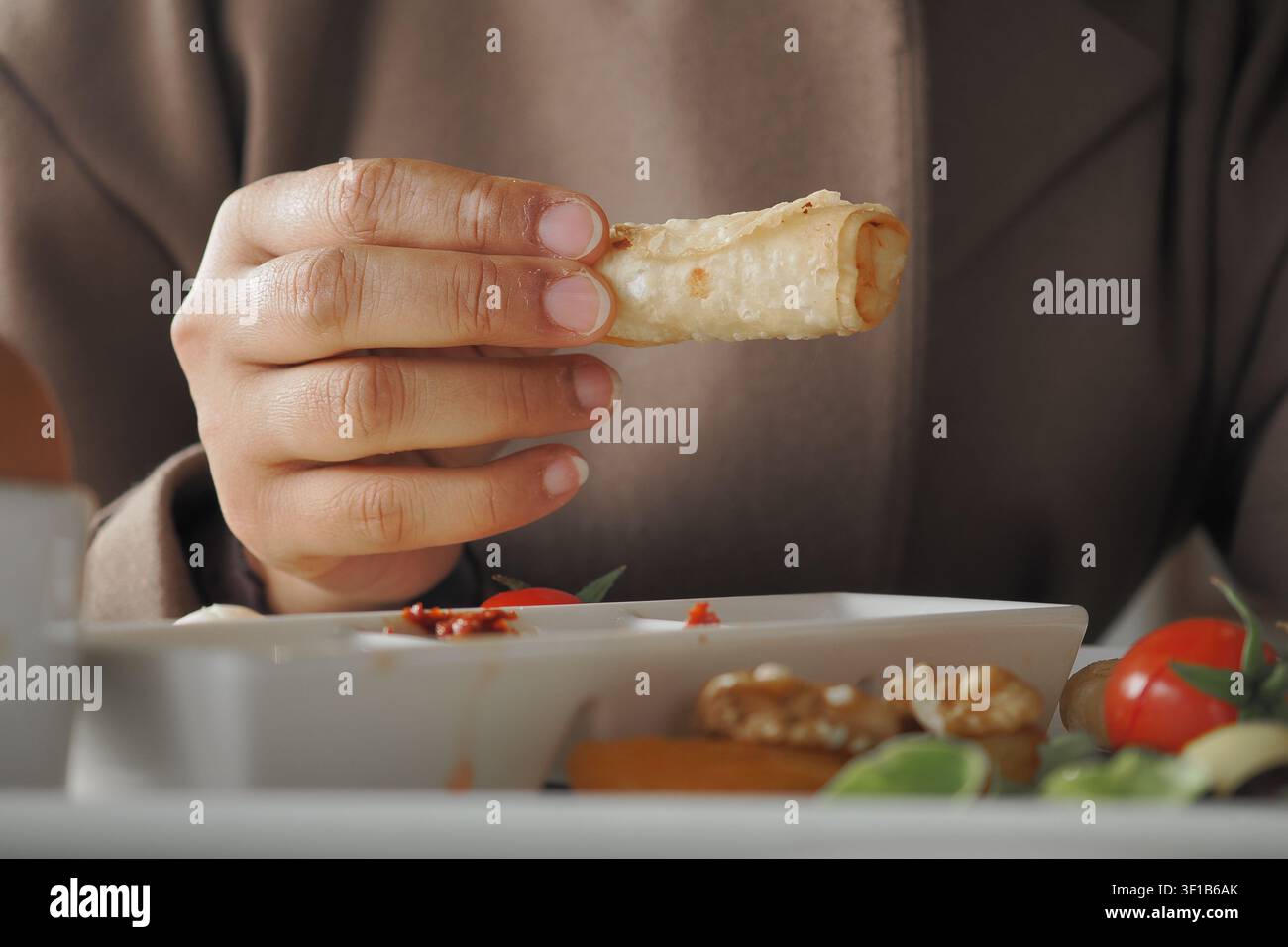 Profite d'une collation assis à une table dans un restaurant Banque D'Images