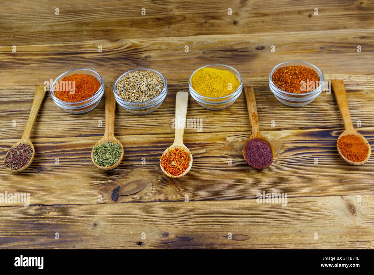 Ensemble de différentes épices aromatiques sur une table en bois Banque D'Images