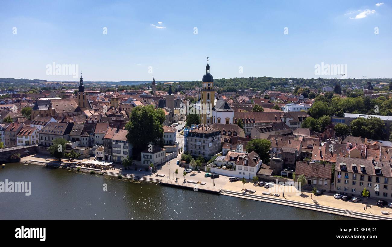 Vue aérienne de la ville de Kitzingen sur le fleuve Main en Basse-Franconie, Bavière, Allemagne Banque D'Images