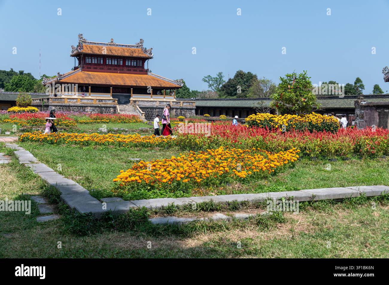 Le pavillon Nhat Thanh construit en 1841, situé dans la Cité Pourpre Interdite et le jardin Thieu Phuong au sein de la Cité Impériale de Hué à Hué, centra Banque D'Images