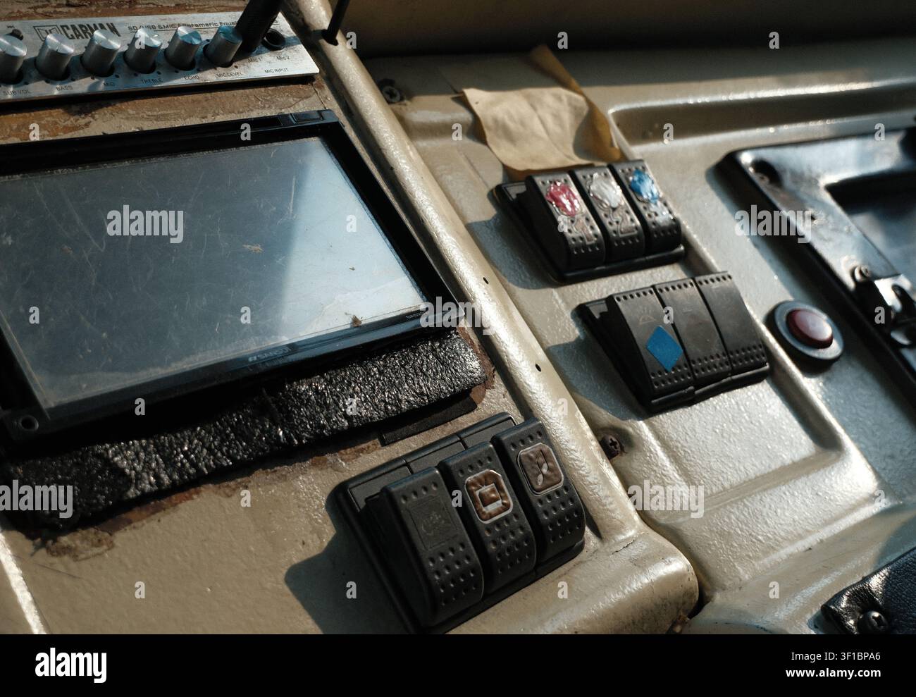La partie avant d'un siège de conducteur dans un grand bus public. Il possède un écran d'infotainement, des boutons, des cadrans, des interrupteurs et de nombreux autres contrôles fins. Banque D'Images