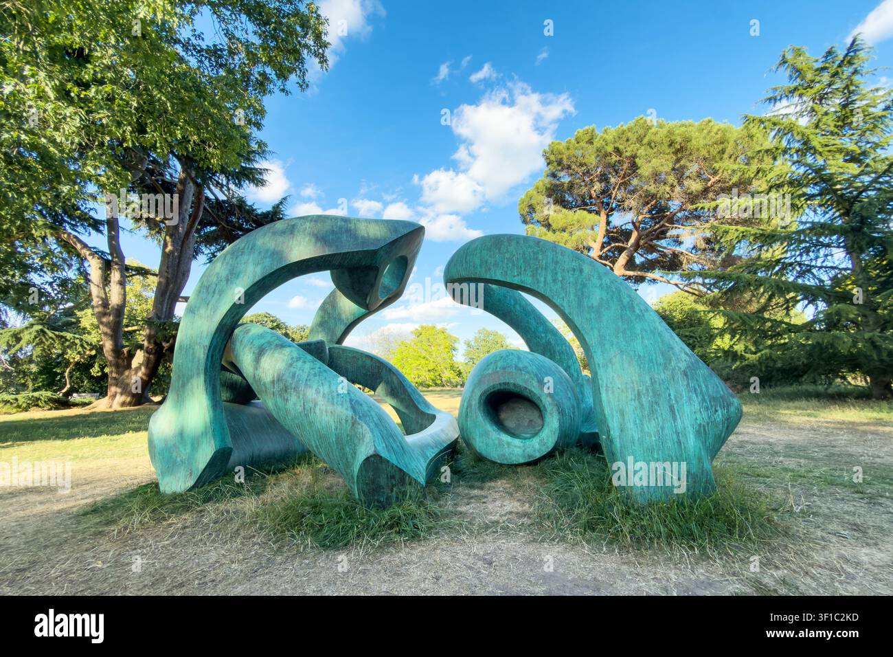 Londres, Royaume-Uni - 4 juillet 2026 : Hill Arches, sculpture géante en bronze en quatre parties de Henry Moore datant de 1973, dans les jardins de Kew, au sud de Londres. Banque D'Images