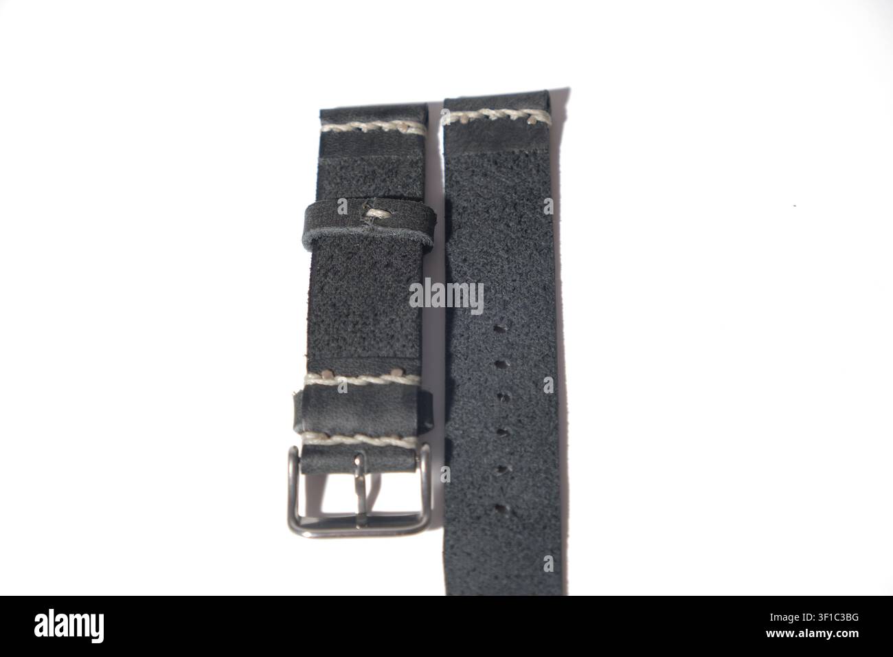 Gros plan d'un bracelet de montre en cuir véritable marron de qualité supérieure avec coutures détaillées et boucle en métal Banque D'Images