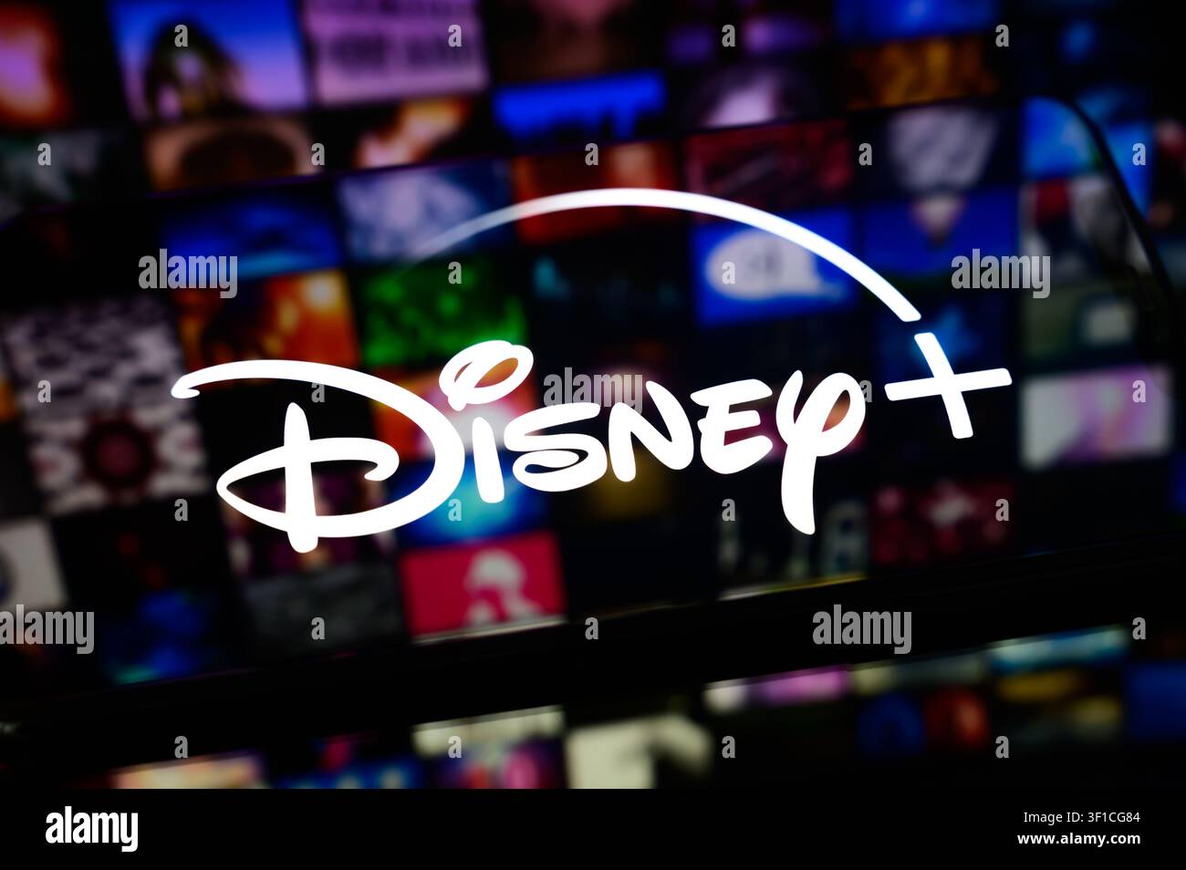 Paris, France - 12 juillet 2026 : Le logo de l'application de streaming Disney Plus illuminé sur un écran de smartphone. Banque D'Images