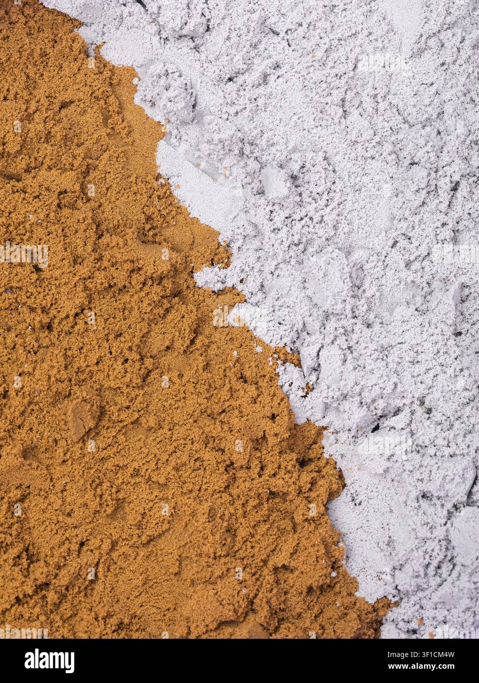 Texture de sable cinétique marron et gris avec bordure diagonale, gros plan vu du dessus Banque D'Images