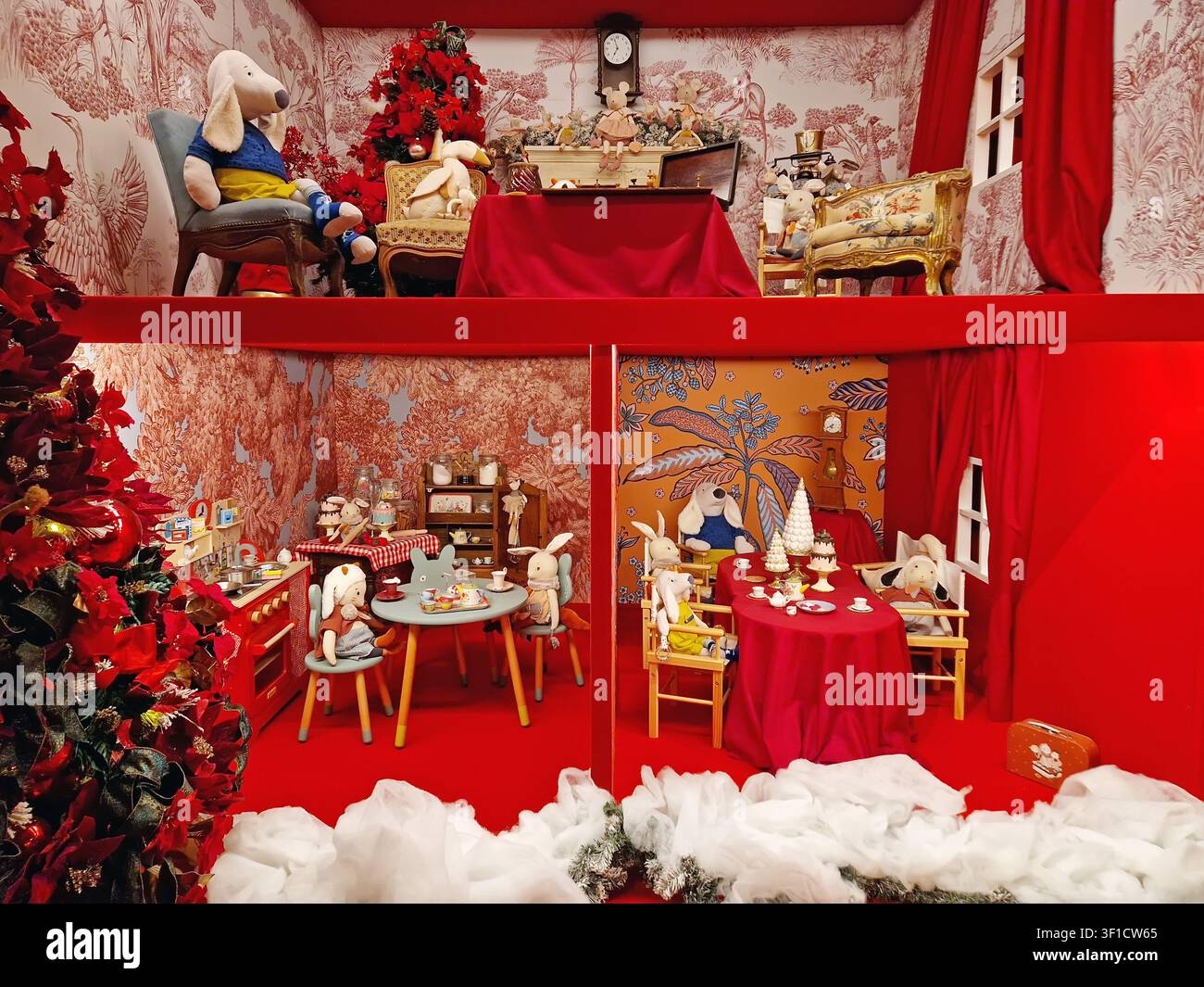 Maincy, France - 11 décembre 2025 : Maison de poupée fantaisiste avec des figurines en peluche dans des pièces décorées pour Noël, créant un ensemble festif enchanteur Banque D'Images