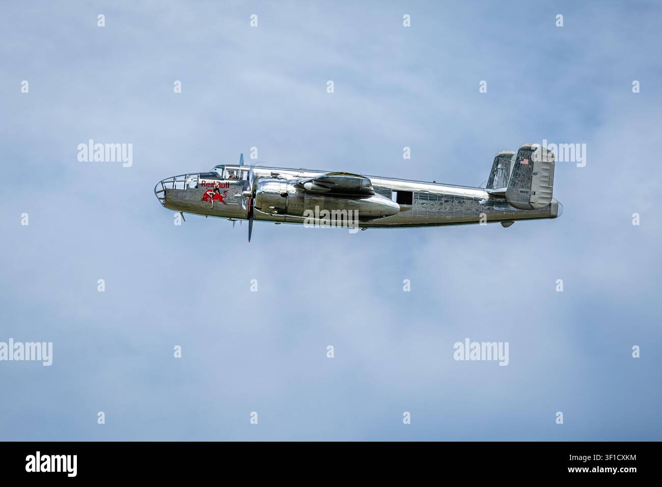 The Flying Bulls - 1945 North American B-25J Mitchell, en vol lors du Festival of Flight organisé à Shuttleworth le 28 juin 2026. Banque D'Images