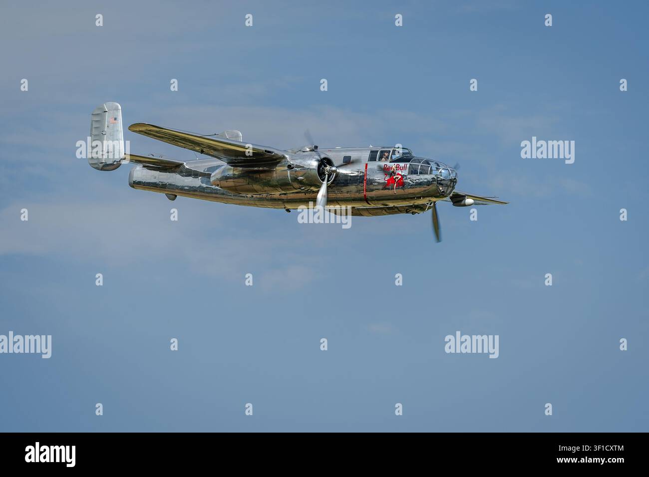 The Flying Bulls - 1945 North American B-25J Mitchell, en vol lors du Festival of Flight organisé à Shuttleworth le 28 juin 2026. Banque D'Images