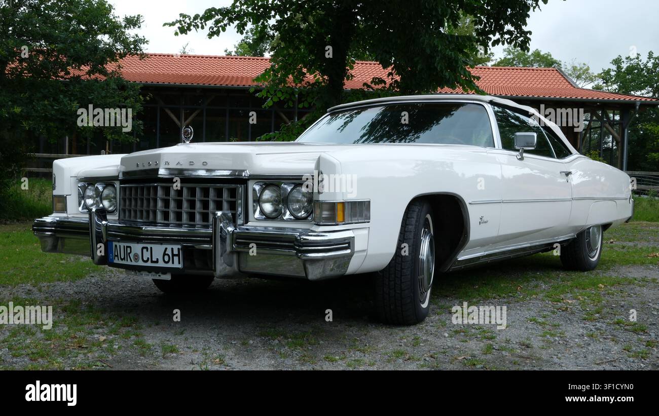 Lütetsburg, Allemagne - 9 juillet 2026 Un impressionnant Cadillac Eldorado décapotable blanc de 1973 est garé sur l'herbe. C'est une voiture de location pour mariages Banque D'Images