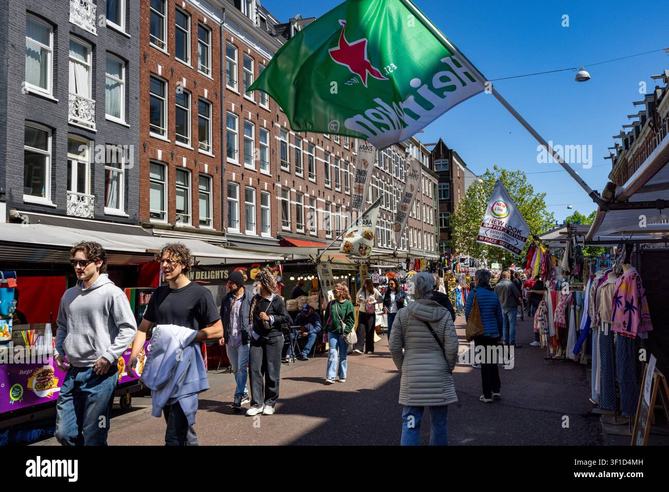 Le marché historique et animé d'Albert Cuyp dans le quartier dynamique de De Pijp à Amsterdam, Pays-Bas. Banque D'Images