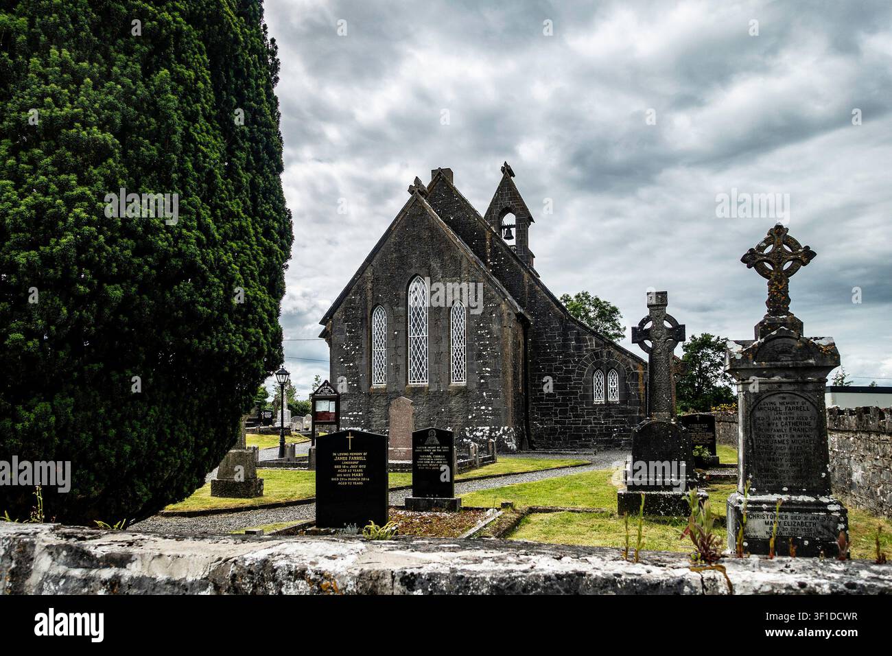 L'église d'Irlande de Lensborough à Aghamore, dans le comté de Longford, mettant en valeur son architecture en pierre, son clocher et son cimetière avec des croix celtiques. Banque D'Images