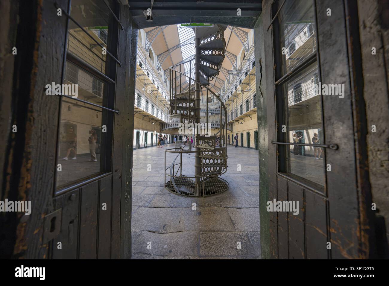 Vue à travers les portes ouvertes d'une cage d'escalier en spirale centrale dans une ancienne prison au design industriel, Kilmainham Gaol Prison, Dublin, Irlande Banque D'Images
